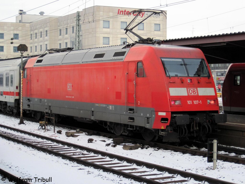 101 107-1 als IC 2260 nach Karlsruhe Hbf im Ulmer Hbf aufgenommen am 21.12.2009 