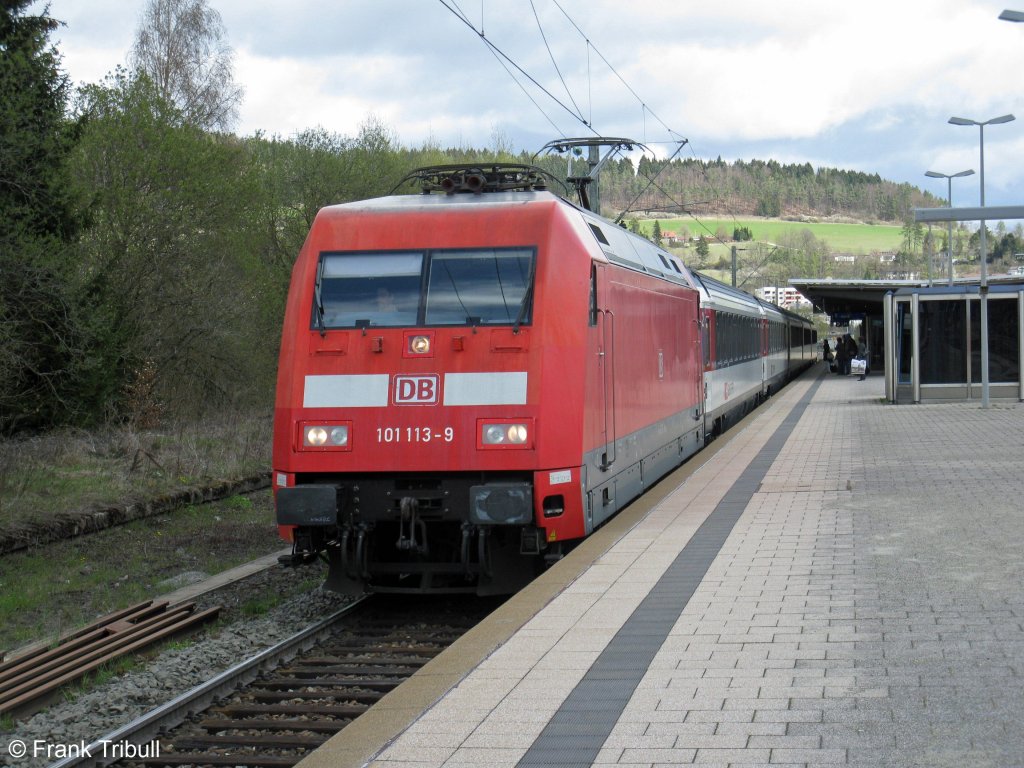 101 113-9 mit einem IC von Stuttgart Hbf nach Zürich Hbf aufgenommen am 21.04.2012 im Bahnhof Tuttlingen