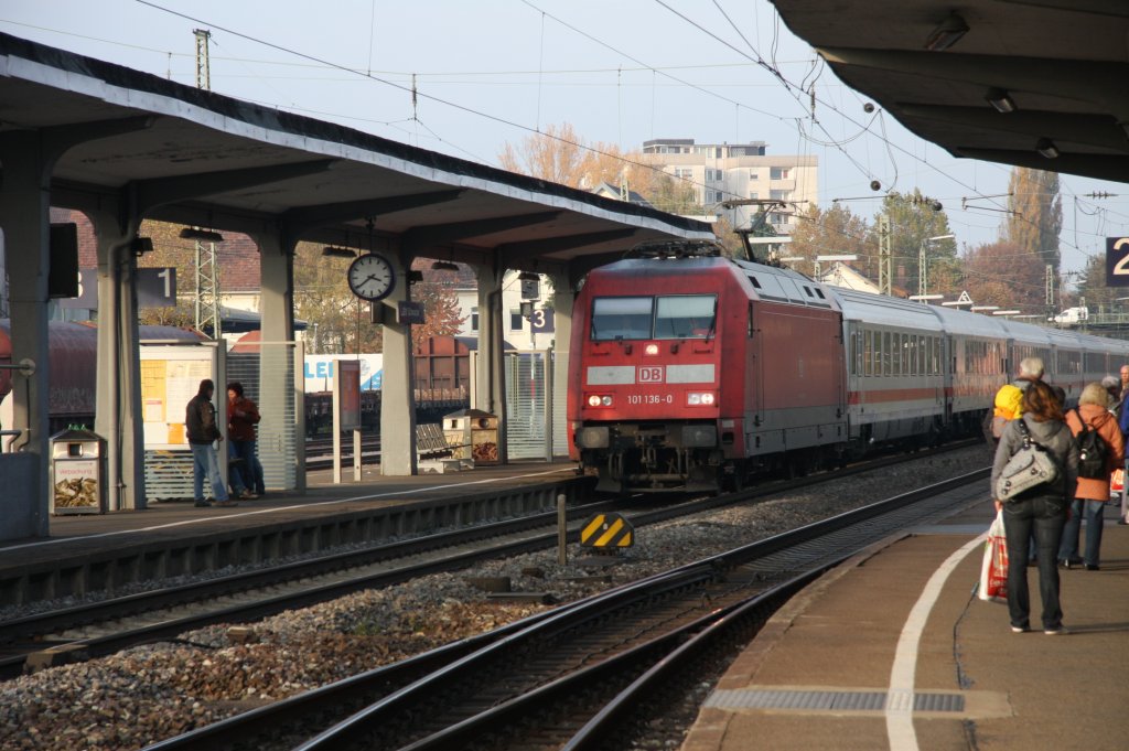 101 136-0 bei der Durchfahrt durch den Bahnhof von Lahr fotografiert am 31.10.2009 
