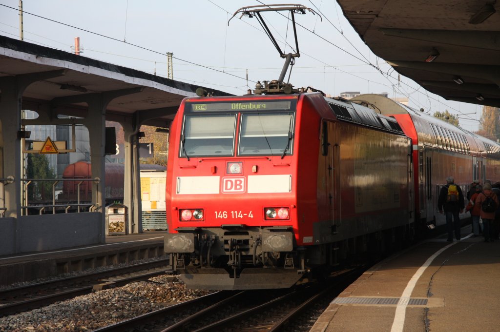146 114-4 im Bahnhof von Lahr auf dem Weg von Basel Bad Bf nach Offenburg Bf fotografiert am 31.10.2009