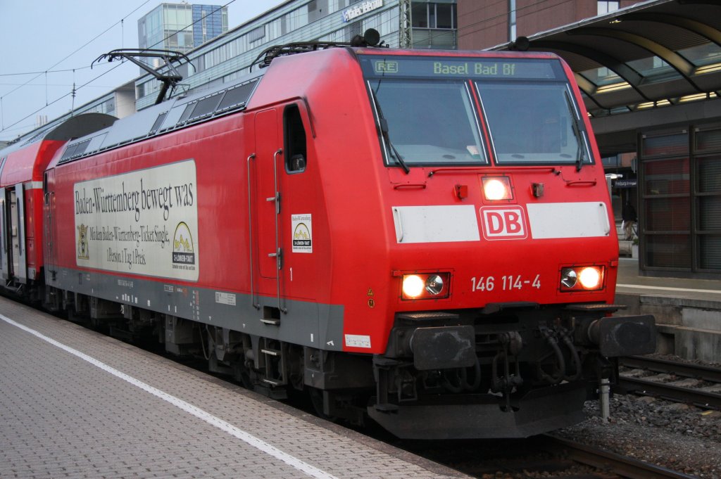 146 114-4 im Hauptbahnhof von Freiburg auf dem Weg von Offenburg Bf nach Basel Bad Bf fotografiert am 31.10.2009