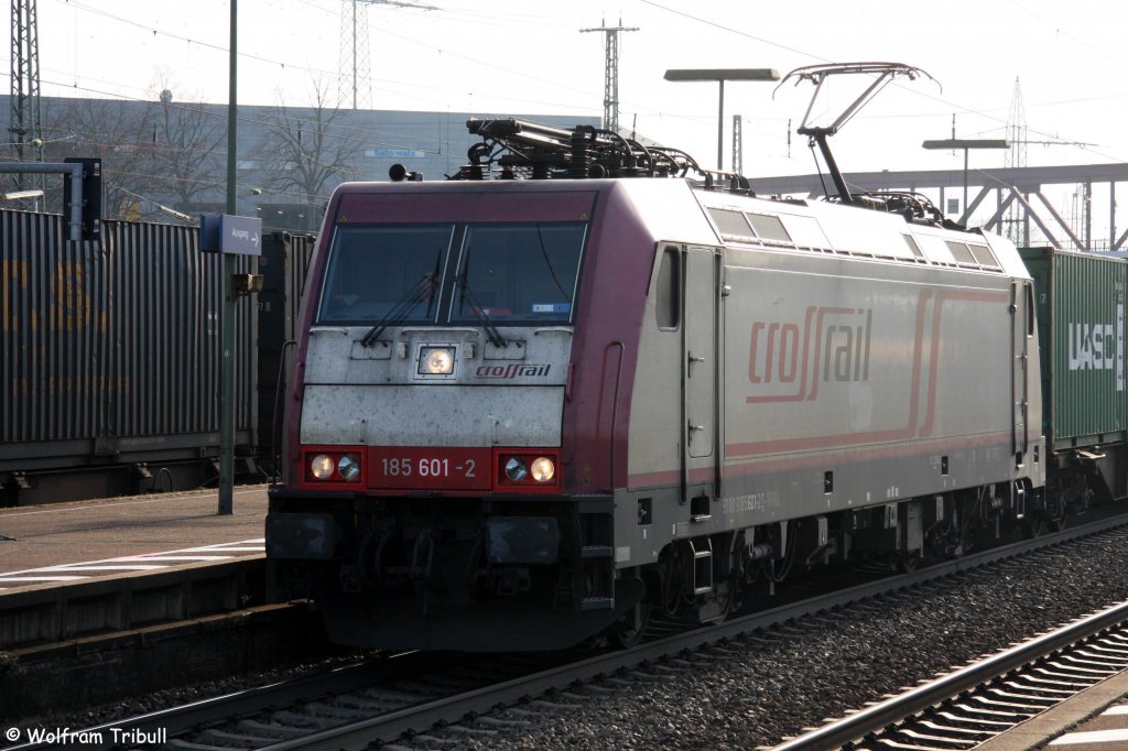185 601-2 der Crossrail AG aufgenommen am 28.12.2011 bei der Durchfahrt durch den Bahnhof in Weil am Rhein