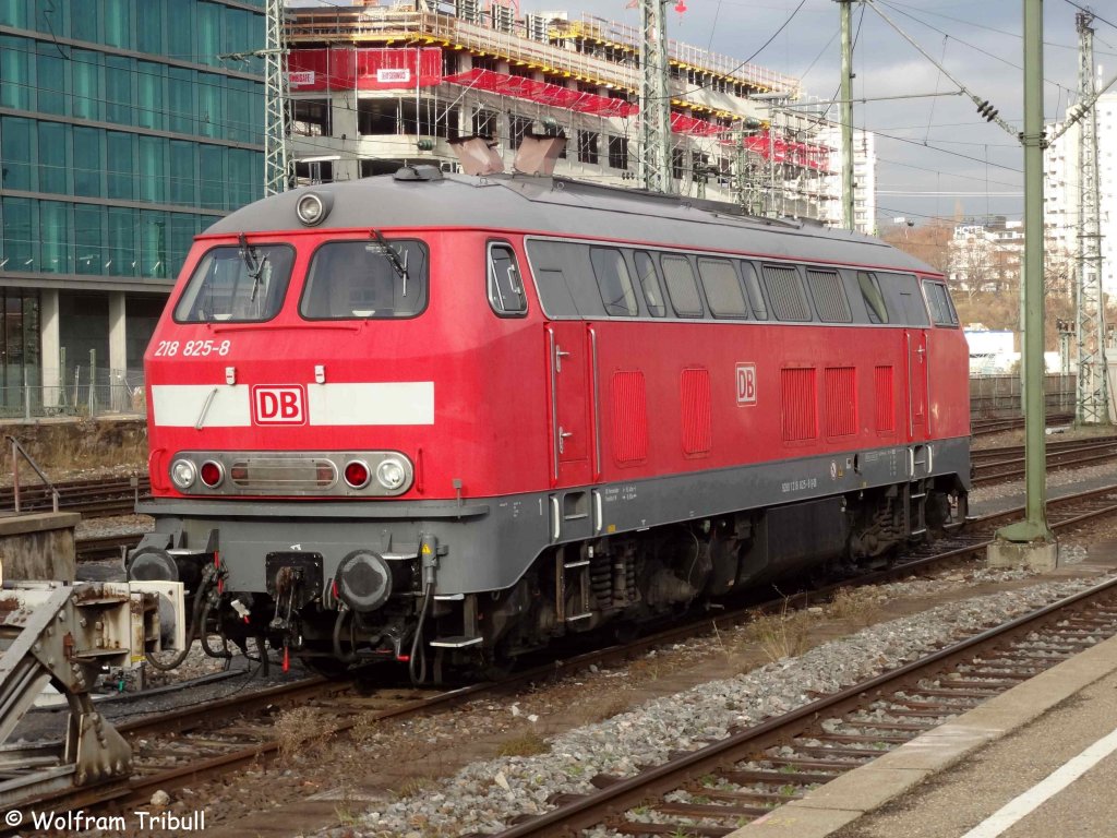 218 825-8 abgestellt auf dem Stuttgarter Hbf aufgenommen am 11.12.2011