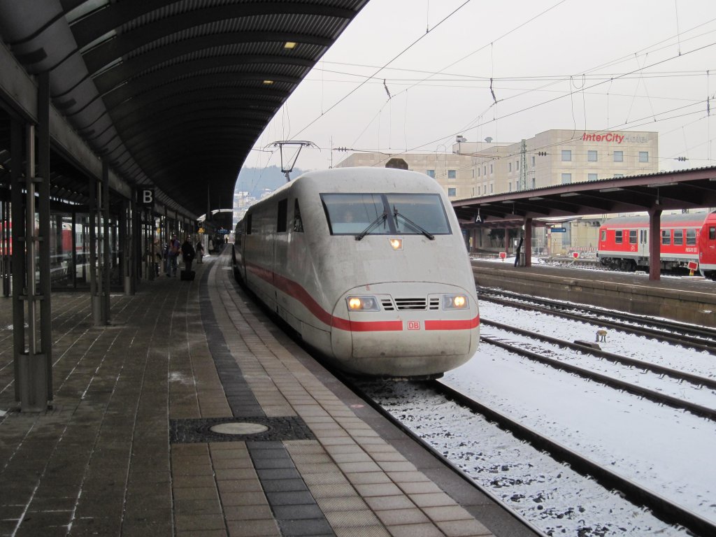 401 512-9 Taufname Memmingen als ICE 595 von Berlin Ostbahnhof nach Mnchen Hbf bei der Ausfahrt aus dem Ulmer Hbf aufgenommen am 21.12.2009