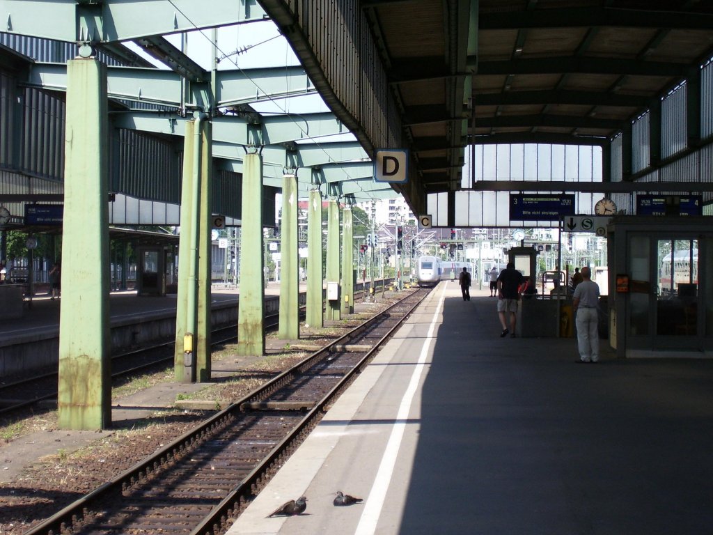 Am 14.06.2007 TGV 4408 der SNCF bei der Einfahrt in den Stuttgarter Hbf. Strecke Paris Est - Strasburg - Karlsruhe Hbf - Stuttgart Hbf. 