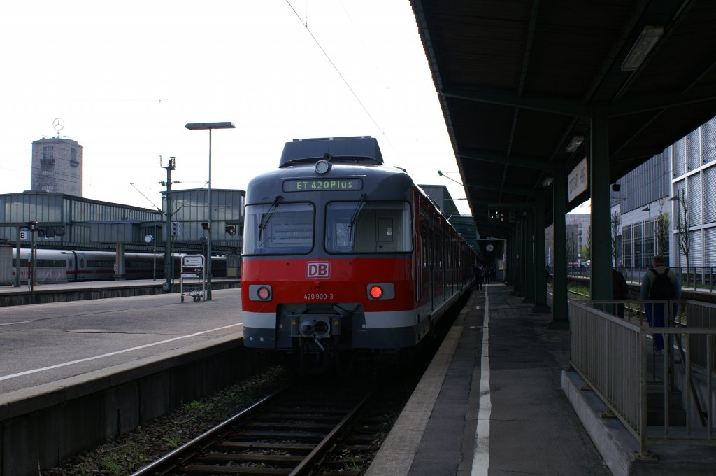 Der Triebwagen 420 900-3 der Stuttgarter S-Bahn im Stuttgarter Hbf am 23.04.2006 
