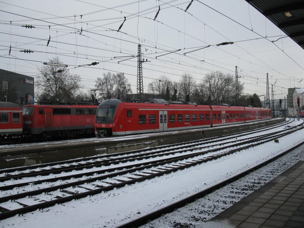 Der Triebwagen 440 533-8 als RE 37115 von Ulm Hbf nach Mnchen Hbf im Ulmer Hbf aufgenommen am 21.12.2009