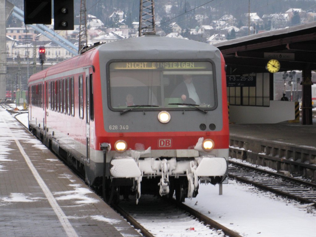 Der Triebwagen 628 340 von Neustadt/Schwarzwald nach Ulm Hbf bei der Einfahrt in den Ulmer Hbf aufgenommen am 21.12.2009