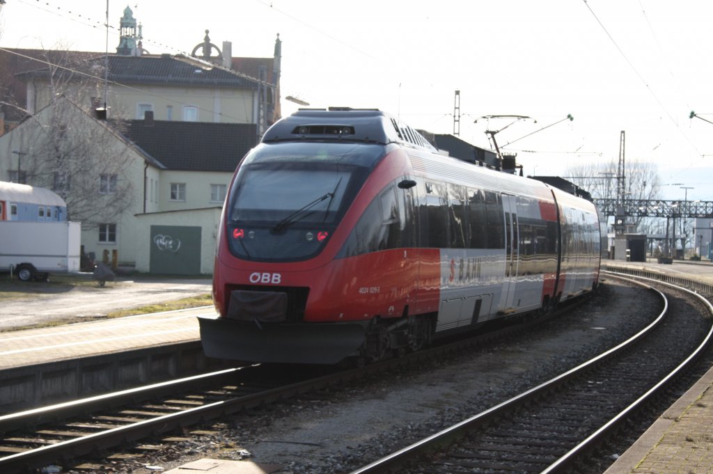 Der Triebzug (S-Bahn Vorarlberg) 4024 029-3 bei der Einfahrt in den Lindauer Hbf aufgenommen am 28.12.2009