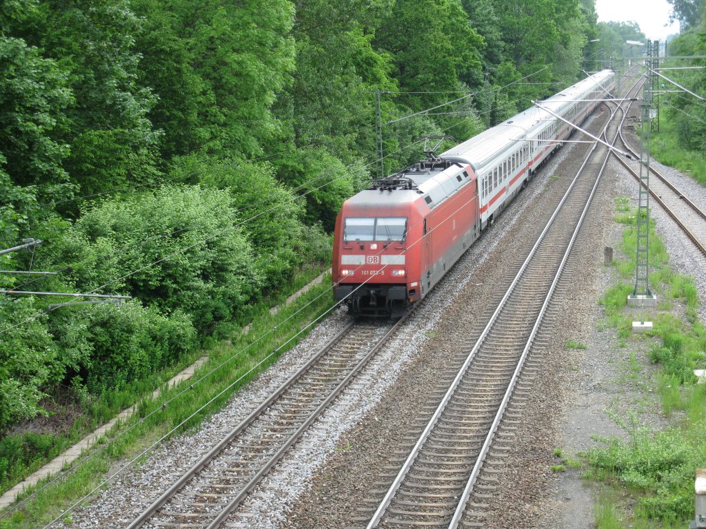 Die 101 073-5 mit einem IC bei der Einfahrt in den Donaueschinger Bahnhof am 24.05.09.