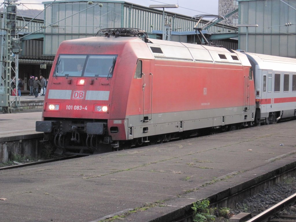Die 101 083-4 im Hauptbahnhof von Stuttgart aufgenommen am 04.12.2009
