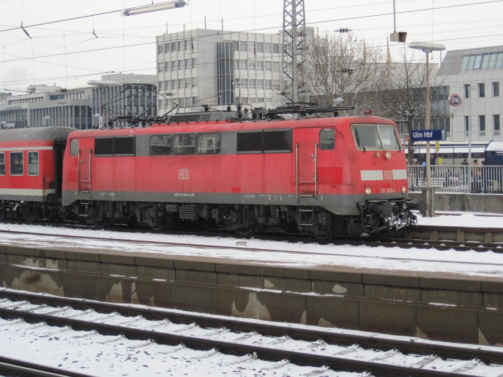 Die 111 020-4 im Ulmer Hbf aufgenommen am 21.12.2009