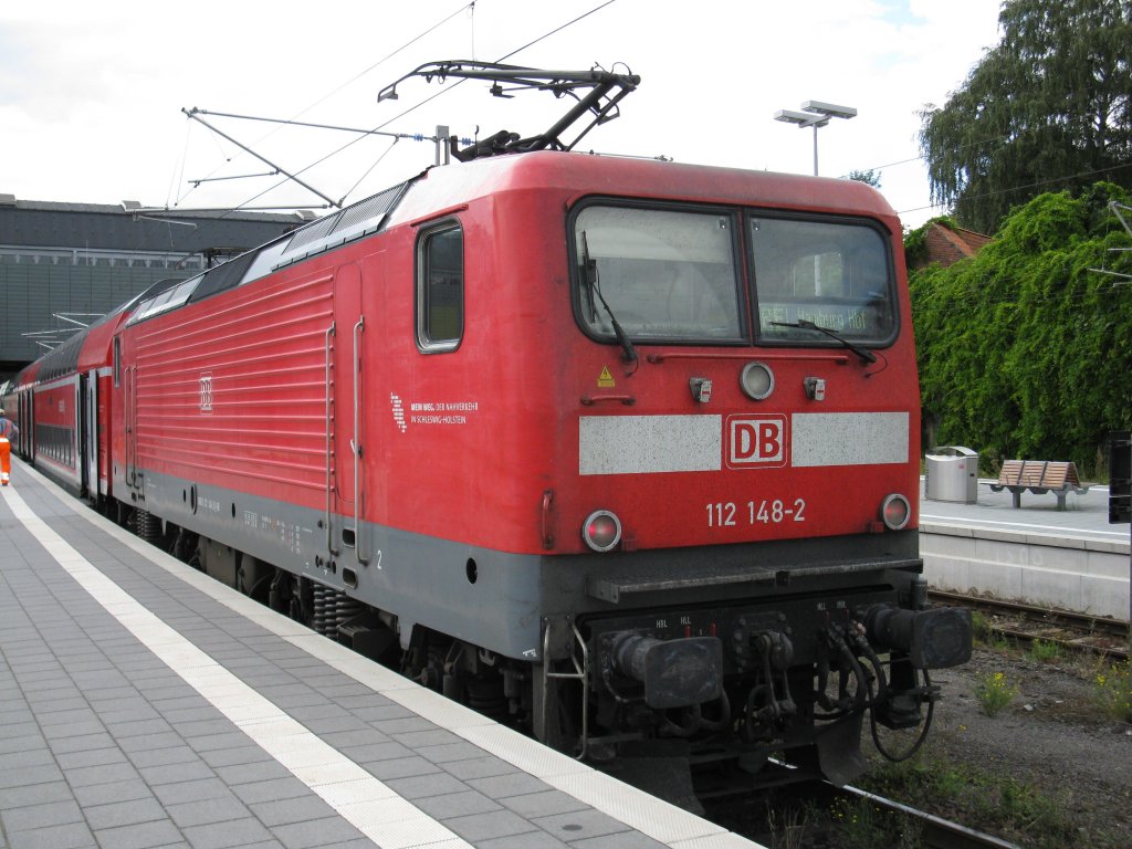 Die 112 148-2 Abfahrtsberei von Lbeck Hbf nach Hamburg Hbf aufgenommen am 18.08.09.
