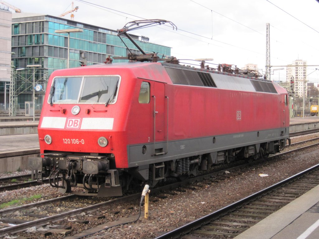 Die 120 106-0 im Hauptbahnhof von Stuttgart aufgenommen am 04.12.2009
