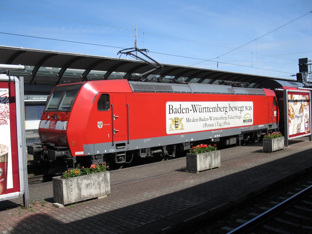 Die 146 113-6 (Taufname Ortenaukreis) mit einem RE auf dem Weg nach Offenburg beim Halt im Freiburger Hbf am 17.05.09