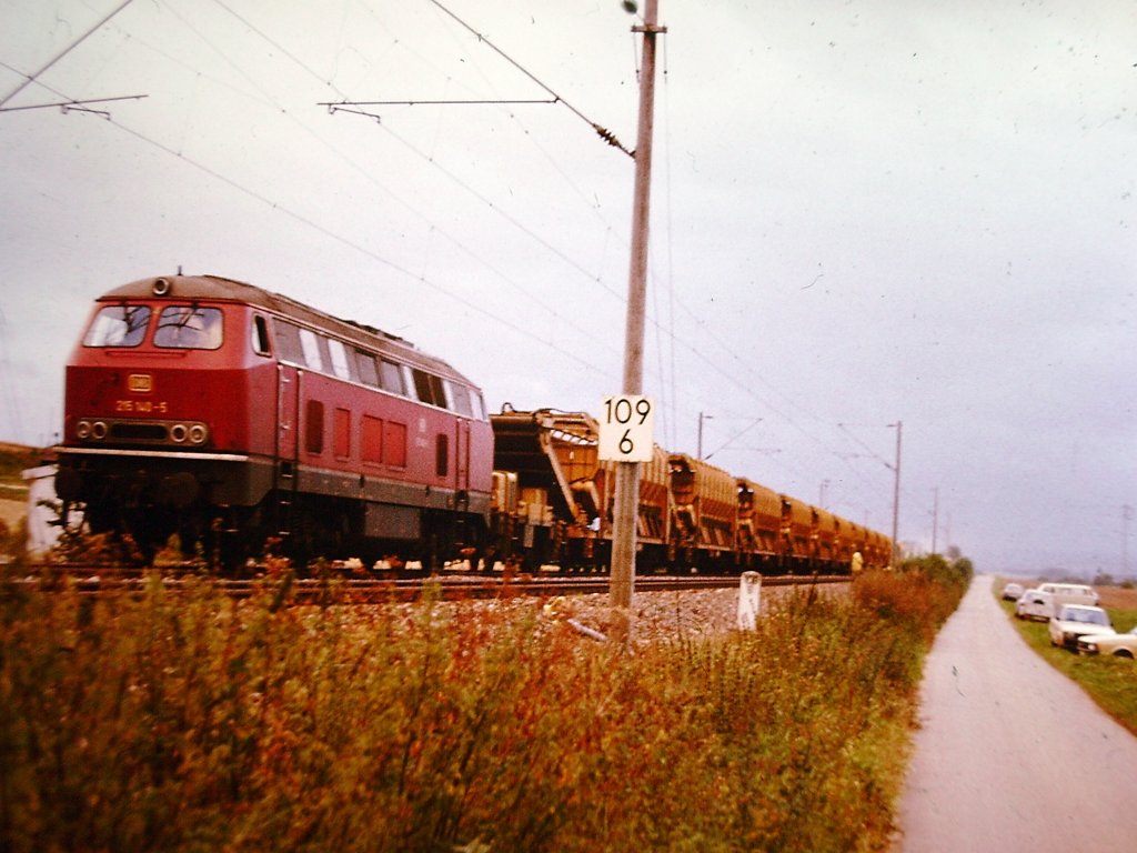 Die 215 140-5 mit einem Bauzug auf der Schwarzwaldbahn bei Gutmadingen aufgenommen 1985