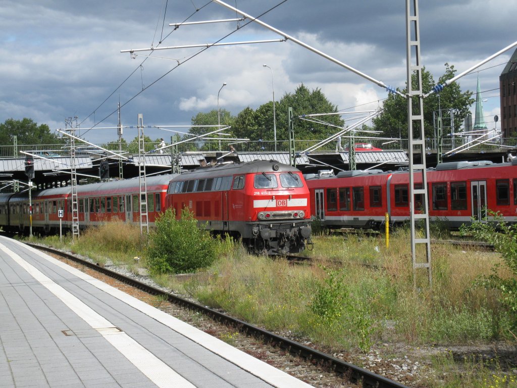 Die 218 413-3 bei der Ausfahrt aus dem Lbecker Hbf aufgenommen am 18.08.09.