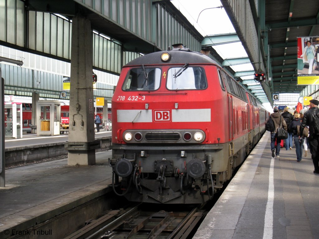 Die 218 432-3 mit 218 434-9 als Doppeltraktion im Stuttgarter Hbf aufgenommen am 24.10.10