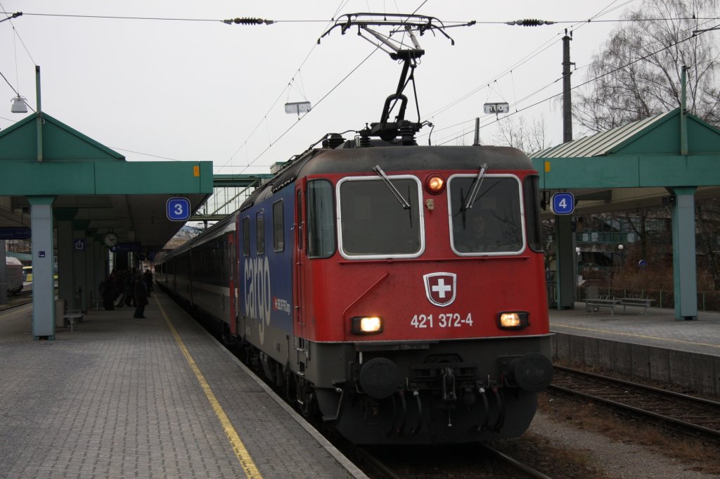 Die 421 372-4 als EC 195 von Zrich HB nach Mnchen Hbf bei der Einfahrt in Bregenz aufgenommen am 28.12.2009 