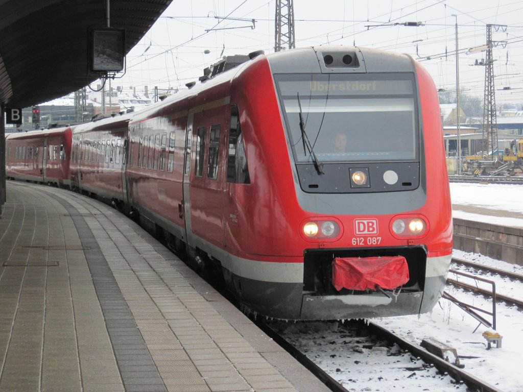Die 612 087-7 als Doppeltraktion mit 612 650-2 auf den Weg nach Oberstdorf im Ulmer Hbf aufgenommen am 21.12.2009