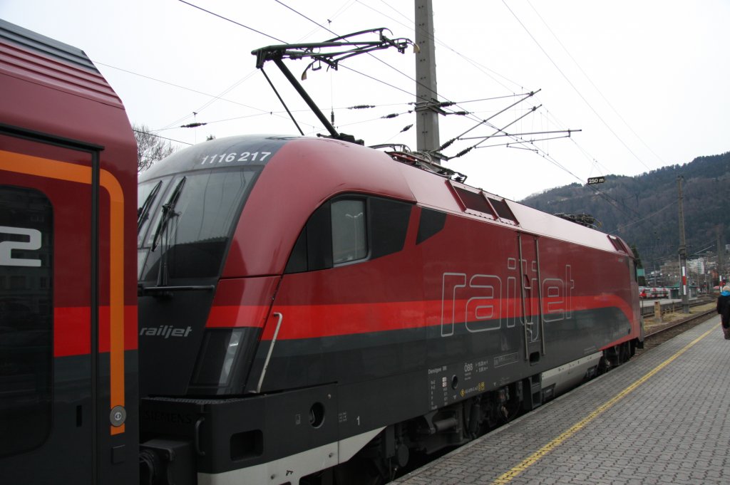 Die Taurus 1116 217-9 als RJ 560 mit dem Taufnamen Spirit of Switzerland von Wien Westbahnhof nach Bregenz in Bregenz aufgenommen am 28.12.2009
