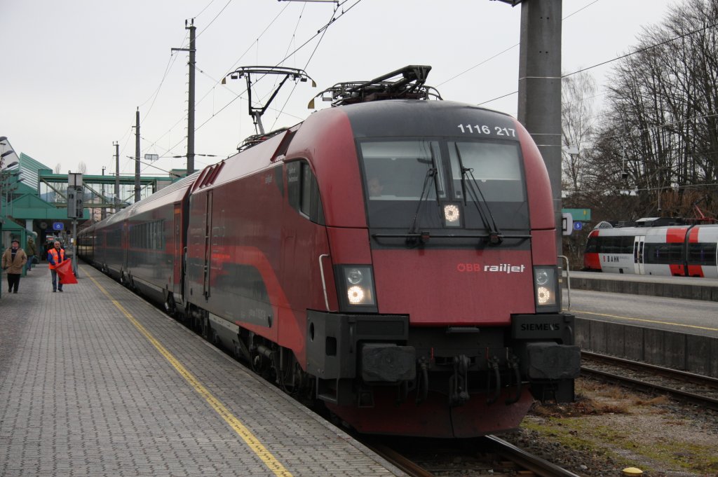Die Taurus 1116 217-9 als RJ 560 mit dem Taufnamen Spirit of Switzerland von Wien Westbahnhof nach Bregenz in Bregenz aufgenommen am 28.12.2009
