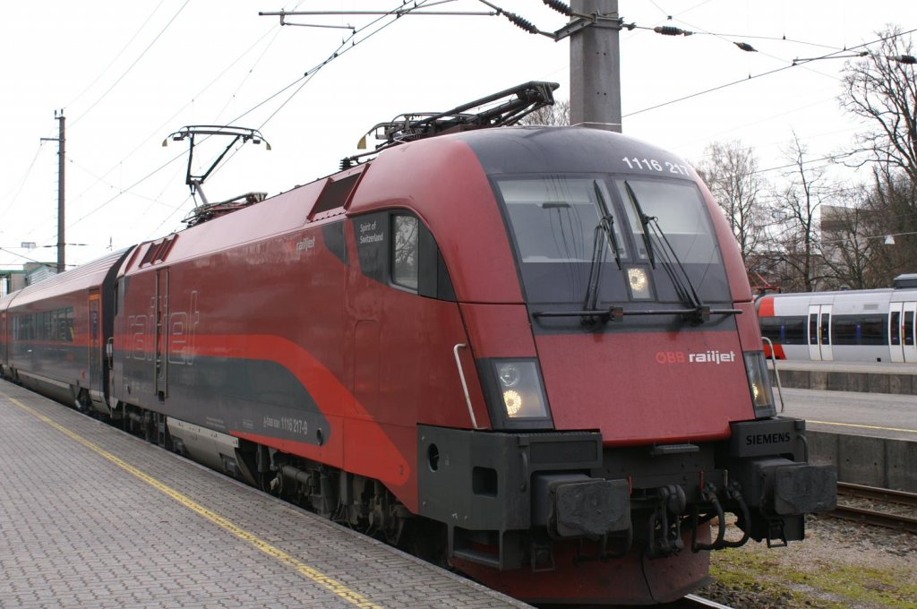 Die Taurus 1116 217-9 als RJ 560 mit dem Taufnamen Spirit of Switzerland von Wien Westbahnhof nach Bregenz in Bregenz aufgenommen am 28.12.2009