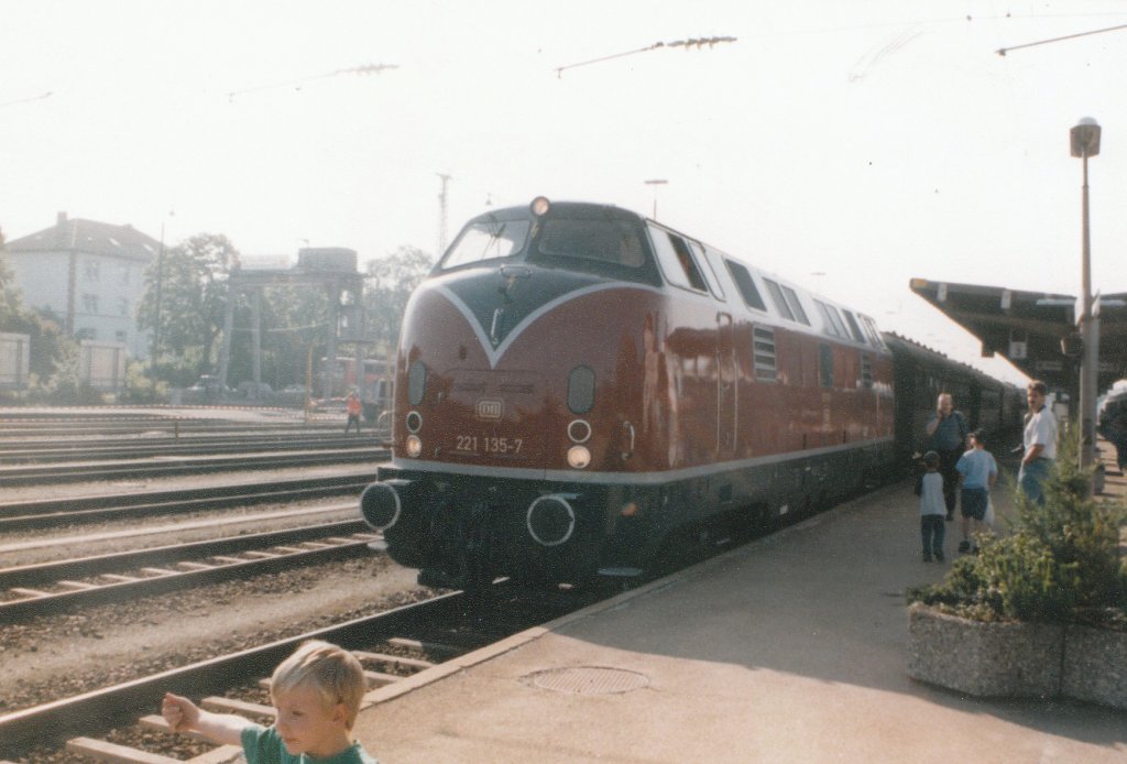 Die V221 135-7 im Bahnhof in Villingen/Schwarzwald im Jahr 1999