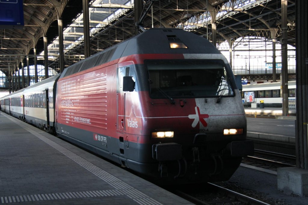 Die Werbelok der SBB 460 090-4 (Mit dem Zug ins Wallis der neue Ltschbergtunnel) im Bahnhof Basel SBB aufgenommen am 03.01.2010