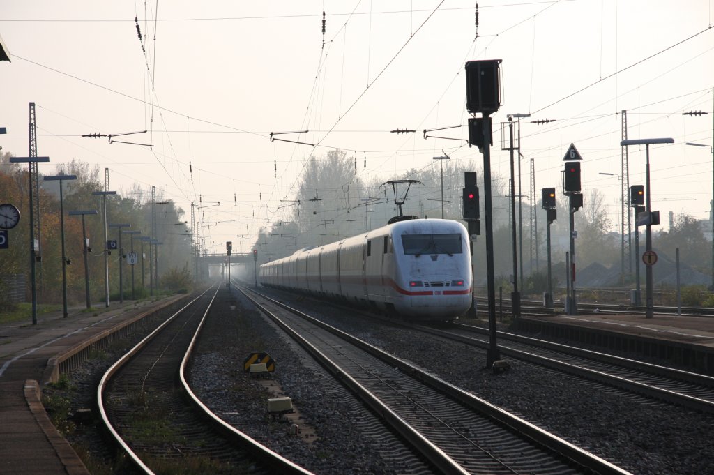 Ein ICE 1 bei der Durchfahrt durch den Bahnhof von Lahr fotografiert am 31.10.2009 