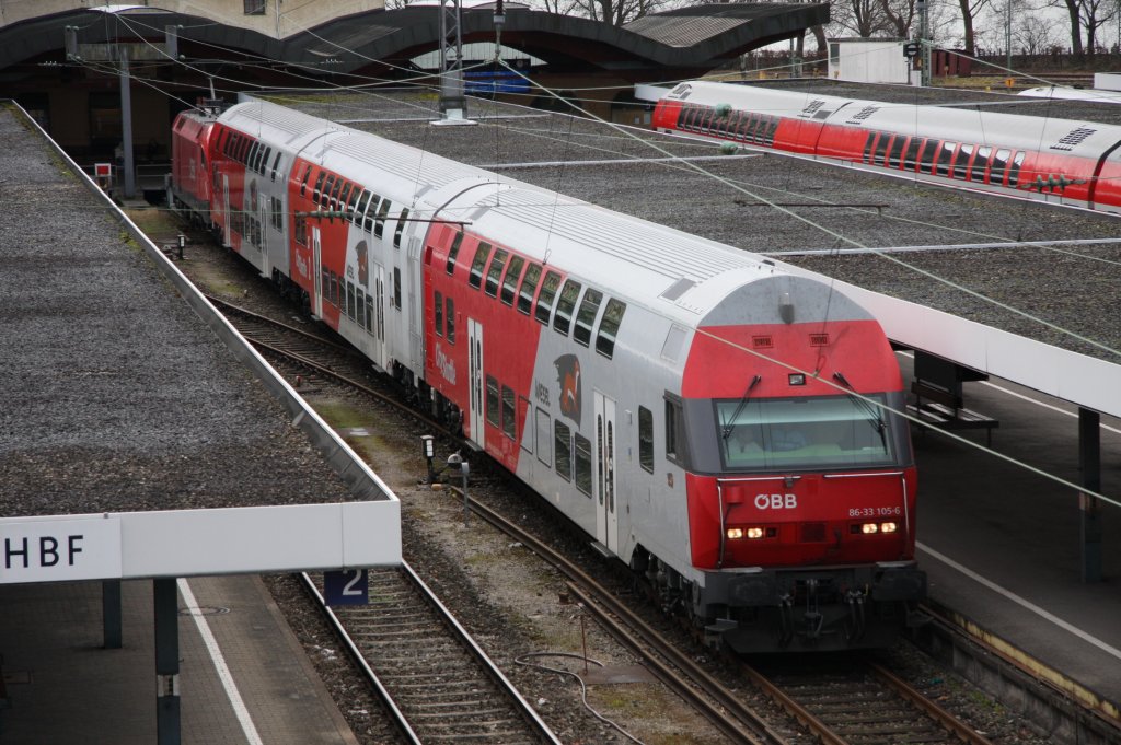Eine 3-teilige Zuggarnitur der  Wiesel-Doppelstockwagen (City Shuttle)  mit Steuerwagen 86-33 105-6 am 28.12.2009 in Lindau Hbf abgestellt. Als Zuglok ist derweil die BB Taurus 1116 085-0 angekoppelt.