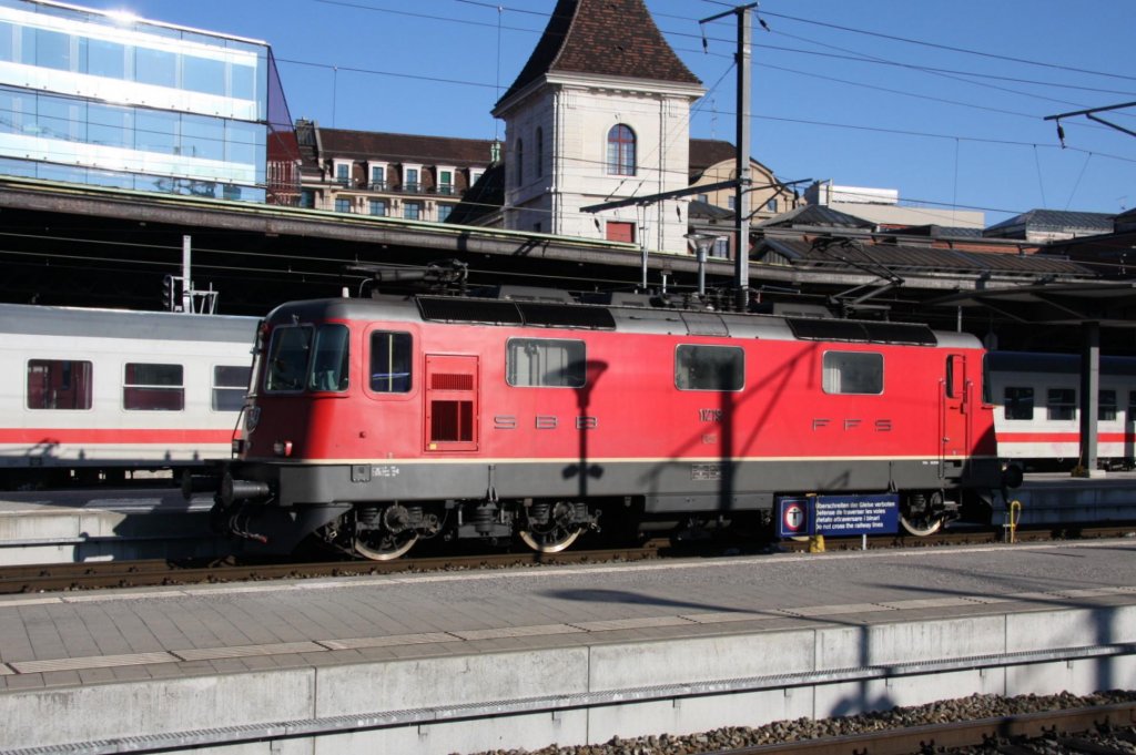 SBB - Re 4/4 II 11219 in Bahnhof Basel SBB aufgenommen am 03.01.2010
