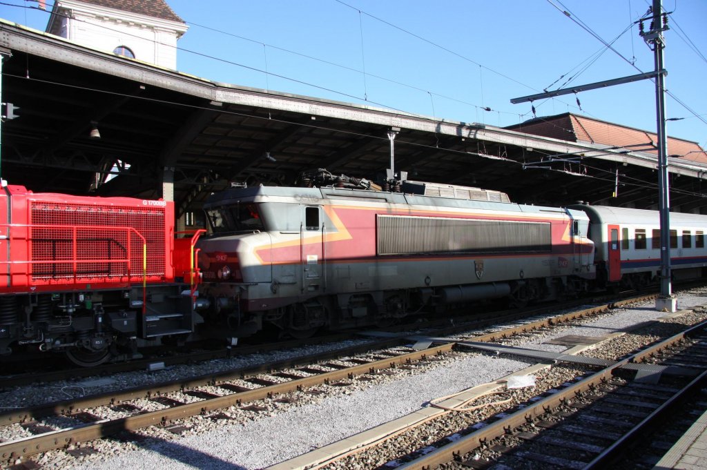 SNCF Lokomotive 15008 mit dem Wappen von Nancy wird als IC 90 VAUBAN von Basel SNCF nach Bruxelles Midi im Bahnhof Basel SNCF bereitgestellt aufgenommen am 03.01.2010