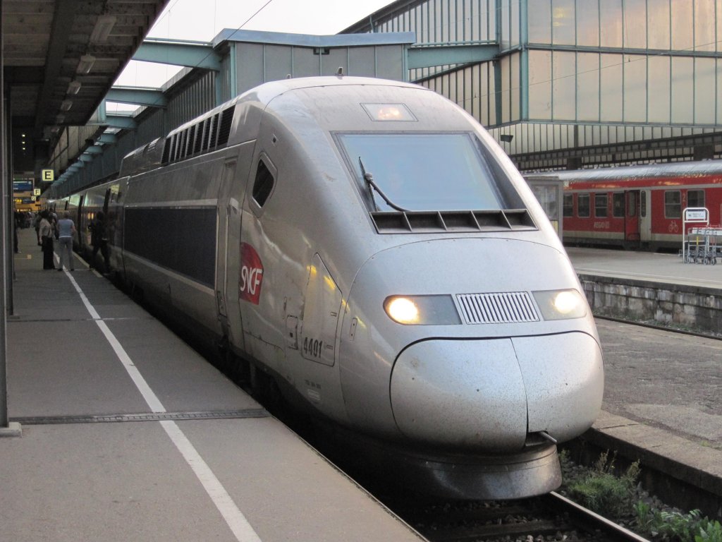 TGV-Triebwagen 4401 der SNCF fhrt als TGV 9575 von Paris Est - Strasbourg - Karlsruhe Hbf - Stuttgart Hbf - Ulm Hbf - Augsburg Hbf nach Mnchen Hbf. Aufgenommen im Hauptbahnhof Stuttgart am 19.09.2009
