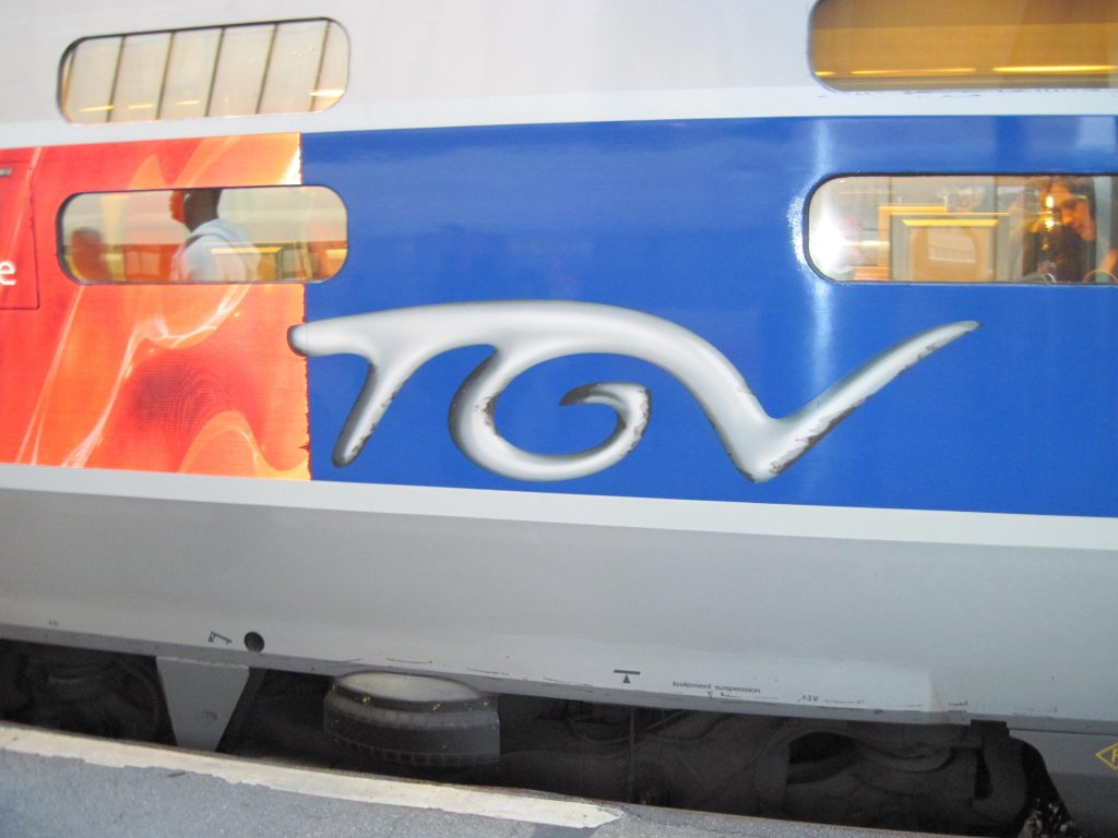TGV-Triebwagen 4401 der SNCF fhrt als TGV 9575 von Paris Est - Strasbourg - Karlsruhe Hbf - Stuttgart Hbf - Ulm Hbf - Augsburg Hbf nach Mnchen Hbf. Aufgenommen im Hauptbahnhof Stuttgart am 19.09.2009
