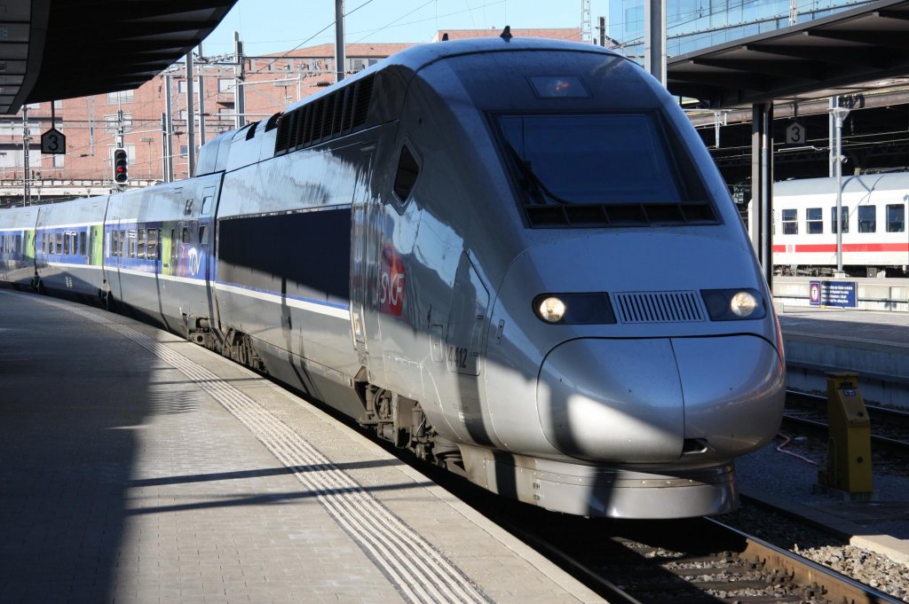 TGV-Triebwagen 4412 der SNCF fhrt als TGV 9221 von Paris Est - Strasbourg - Mulhouse - Basel SBB - Zrich HB - Sargans - Landquart  nach Chur. Aufgenommen im Bahnhof Basel SBB am 03.01.2010
