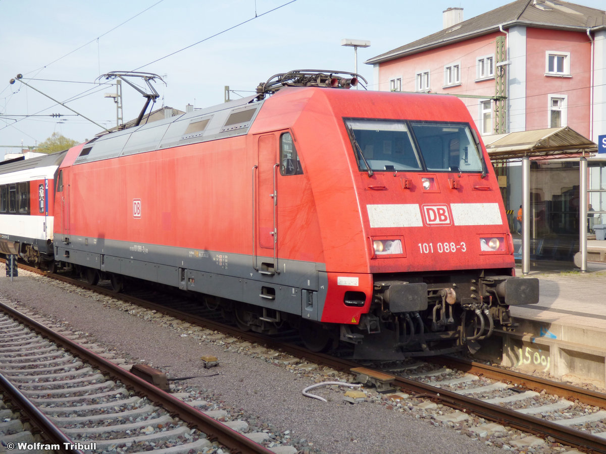 101 088-3 aufgenommen am 12.04.2014 im Bahnhof Singen