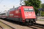 101-080-0/241780/101-080-0-mit-ic-2004-bodensee 101 080-0 mit IC 2004 'Bodensee' von Konstanz nach Emden Hbf im Bahnhof Donaueschingen aufgenommen am 24.06.2012