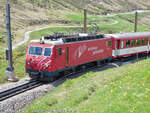 HGe 4/4 II - 102 der Matterhorn-Gotthard-Bahn von Andermatt nach Disentis aufgenommen am 04.06.2015 zwischen Andermatt und dem Oberalppass