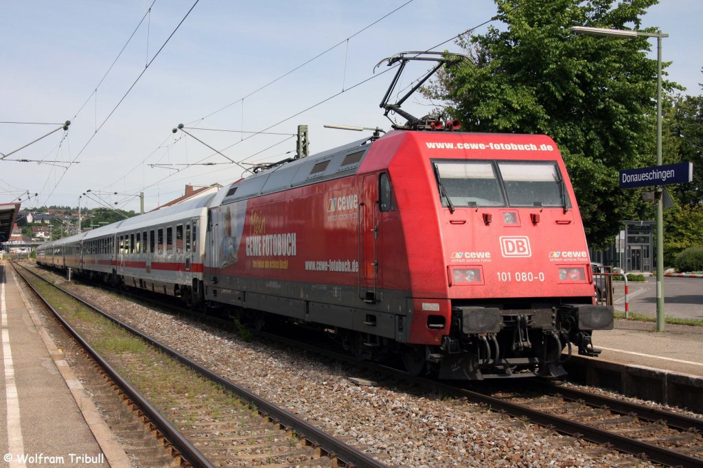 101 080-0 mit IC 2004  Bodensee  von Konstanz nach Emden Hbf im Bahnhof Donaueschingen aufgenommen am 24.06.2012