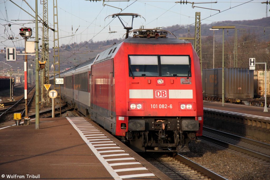 101 082-6 als EC 101 von Hamburg-Altona nach Chur aufgenommen am 28.12.2011 bei der Durchfahrt durch den Bahnhof in Weil am Rhein