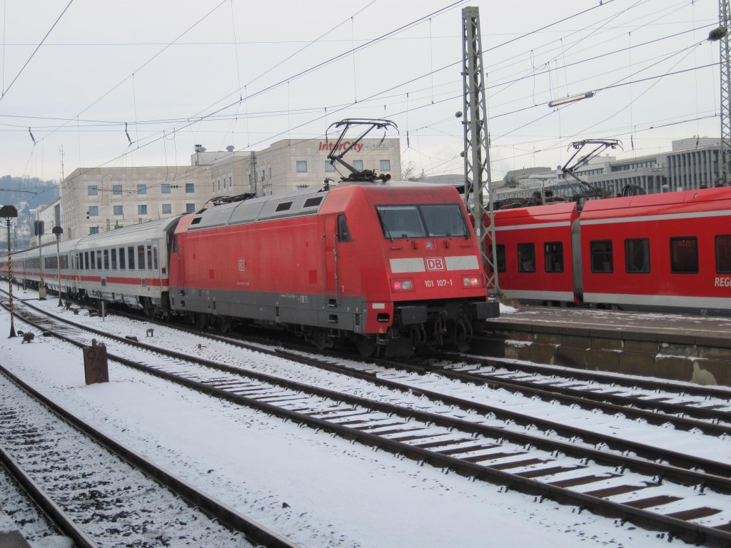 Die 101 107-1 als IC 2260 nach Karlsruhe Hbf im Ulmer Hbf aufgenommen am 21.12.2009