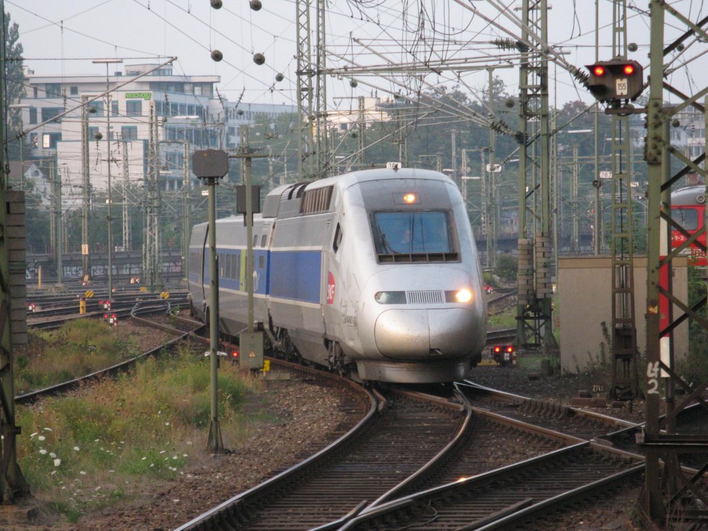 TGV-Triebwagen 4401 der SNCF fährt als TGV 9575 von Paris Est