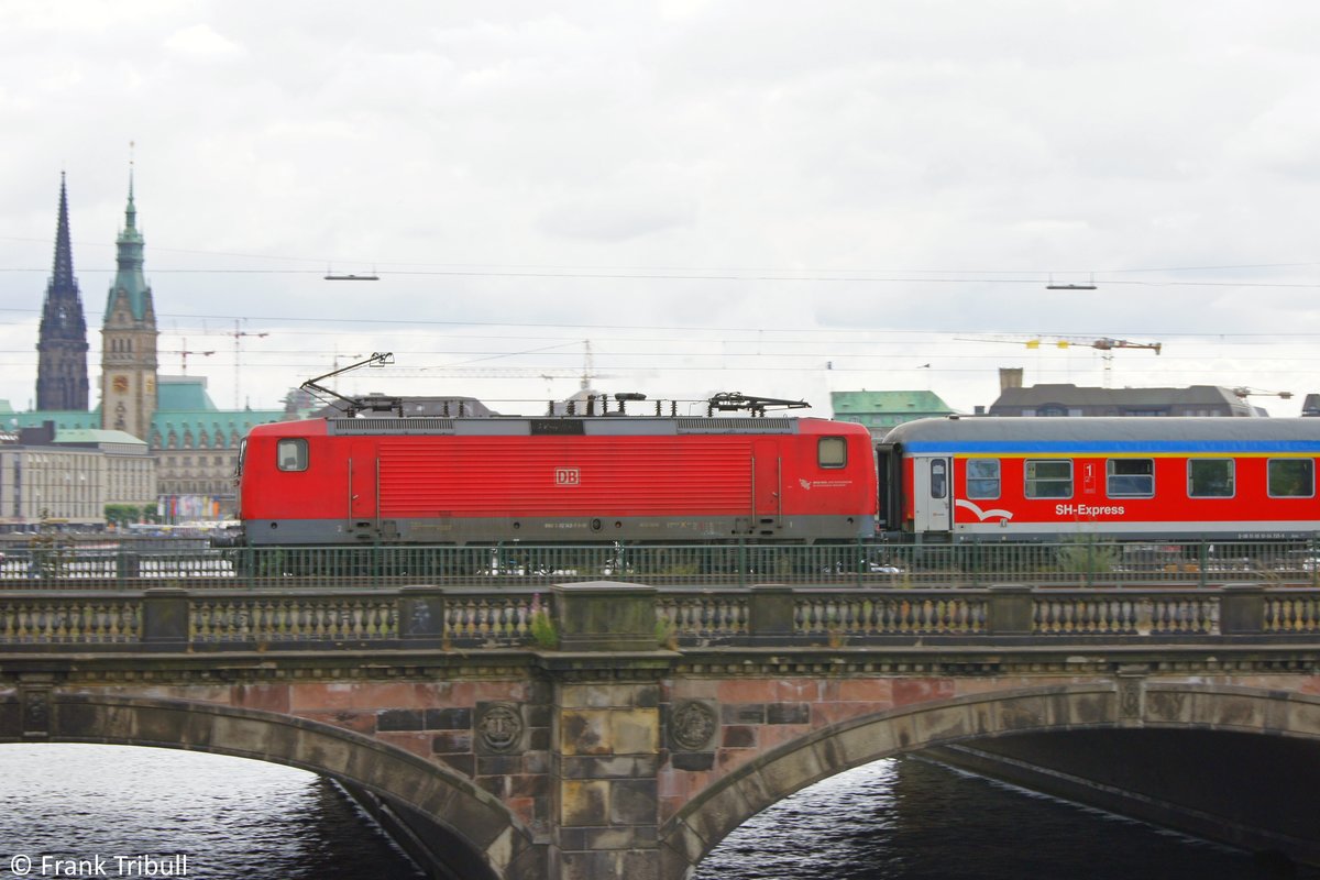 112 142-5 bei der überfahrt der Lombardsbrücke in Hamburg aufgenommen am 24.07.10