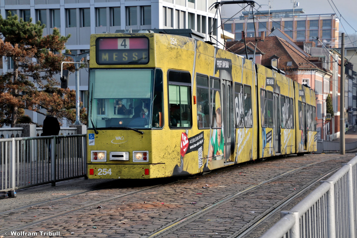 GT 8 DMNZ (Z) - 254 der Freiburger Verkehrs AG aufgenommen am 01.01.2016 am Freiburger Hauptbahnhof