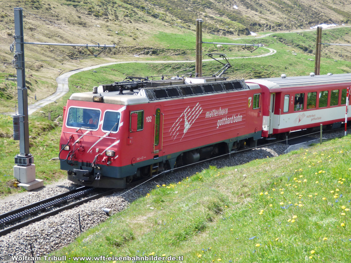 HGe 4/4 II - 102 der Matterhorn-Gotthard-Bahn von Andermatt nach Disentis aufgenommen am 04.06.2015 zwischen Andermatt und dem Oberalppass