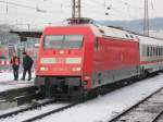 Die 101 138-6 als IC 119 nach Innsbruck Hbf (sterreich) im Ulmer Hbf aufgenommen am 21.12.2009
